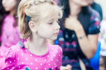 Fetiţa care ar vrea să audă: Maria are nevoie de 19.000 de euro pentru implant cohlear!